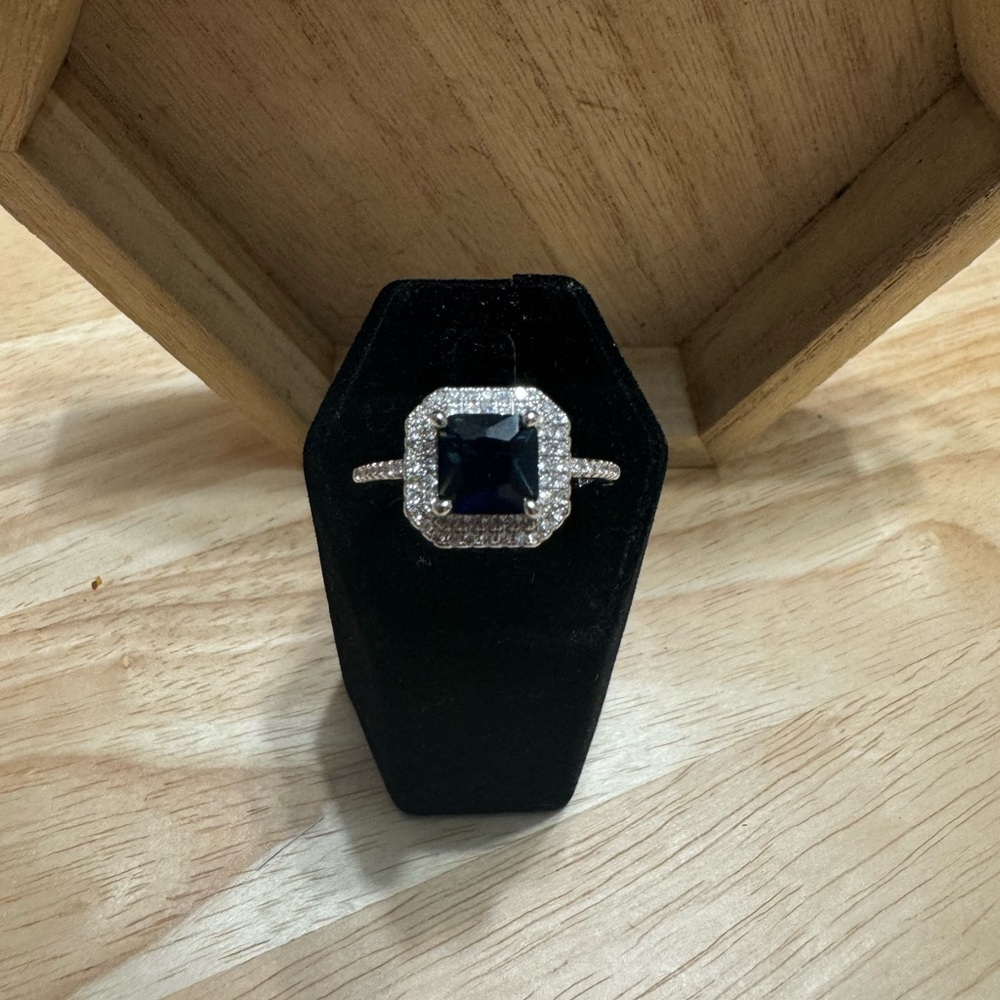 SIZE 10 WEDDING RING - Picture 6 of 6